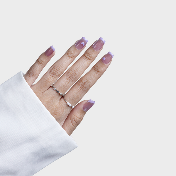 SIYOU Violet Reverie press-on nails on hand