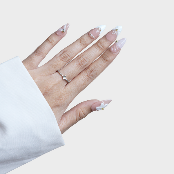 SIYOU Blossom Brunch press-on nails on hand